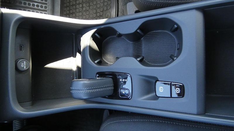 Volvo XC40 T2 FWD Momentum Core - fotka 16 z 21