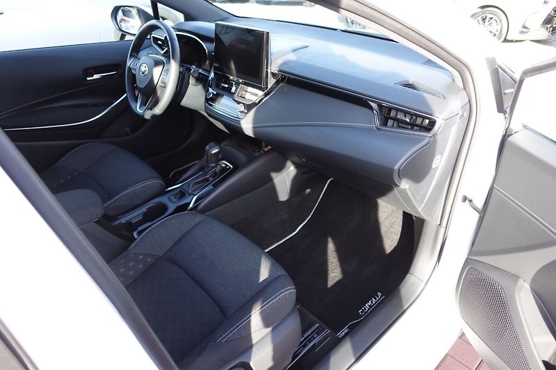 Toyota Corolla 2.0HSD e-CVT Comfort Tech - fotka 12 z 32