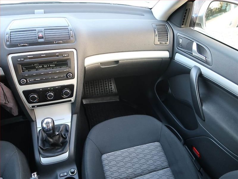 Škoda Octavia (2009) 1.6, Tempomat, Park. senzory - fotka 8 z 16