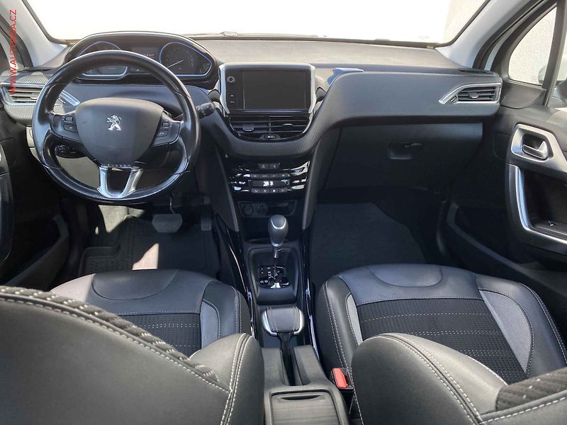 Peugeot 2008 (2018) 1.2PT, ČR, Allure - fotka 8 z 18