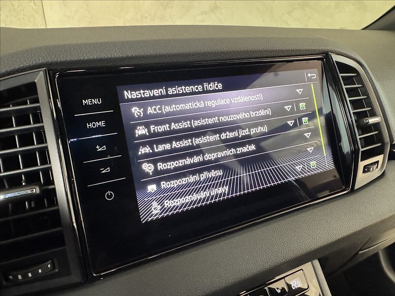 Škoda Karoq 2,0 TDi  DSG 4x4 Sportline LED - fotka 25 z 44