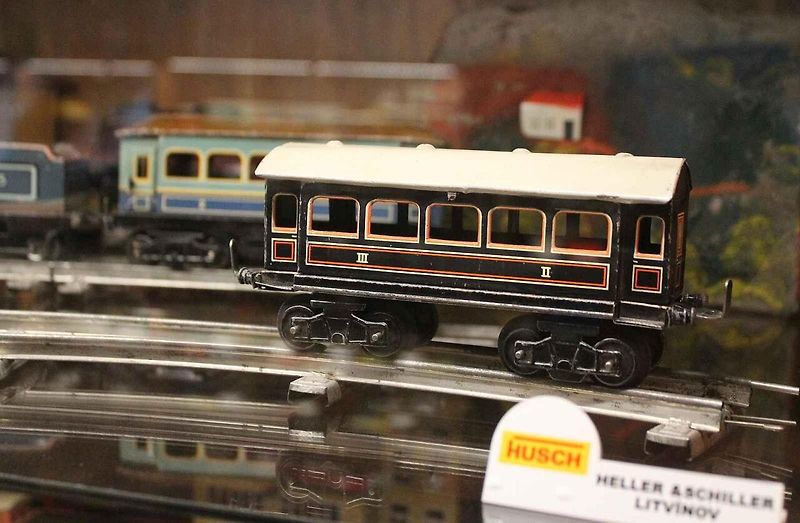 Společnost Heller & Schiller z Horního Litvínova vyráběla kromě vláčků, kolejišť a doplňků také širokou plejádu modelů automobilů. Na snímku je jeden vystavený v Muzeu hraček v Kruoce u Teplic.