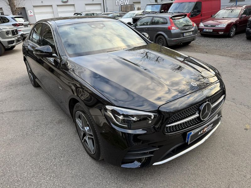 Mercedes-Benz Třídy E (2020) 300E 4MATIC PLUG-IN HYBRID - fotka 2 z 40
