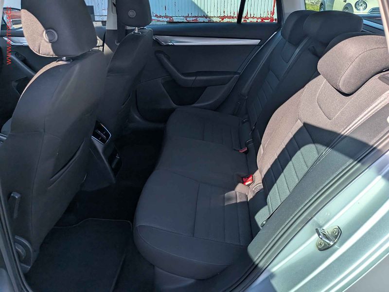 Škoda Octavia (2013) 1.6TDi, ČR, Elegance, bixen - fotka 10 z 15