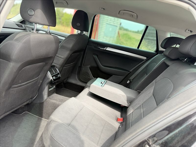 Škoda Superb 2,0 140kW DSG NAVI EL.KUFR - fotka 23 z 34