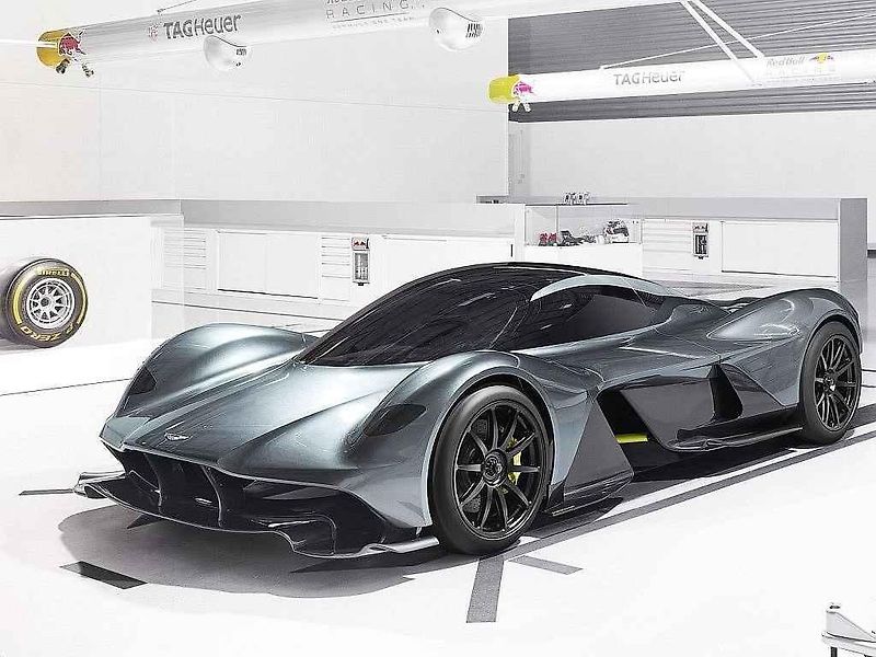 Aston Martin Valkyrie se Serenou Williams.