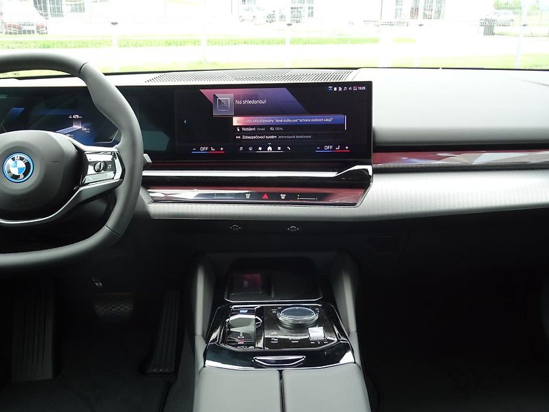 BMW i5 xDrive 40 - fotka 6 z 7
