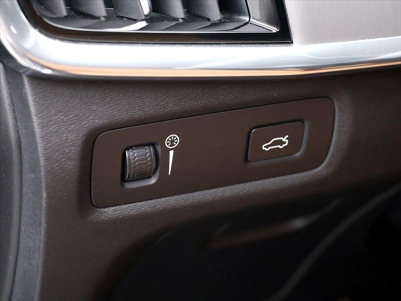 Volvo V90 2.0 D3 110kW Momentum LED - fotka 17 z 40