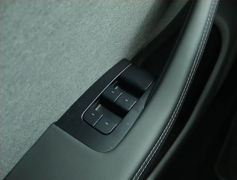 Tesla Model 3 (2023) Standard Range LFP, SoH 94% - fotka 17 z 22