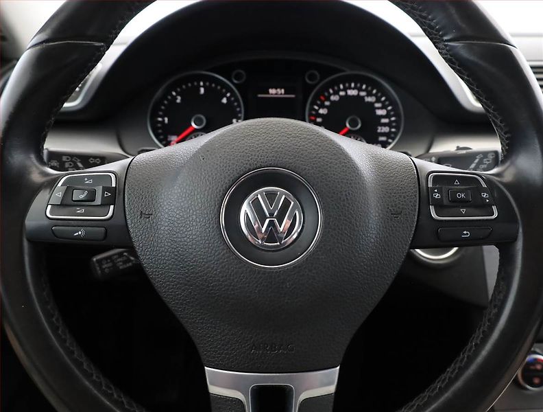 Volkswagen Passat (2012) 2.0 TDI, Xenony, Tempomat - fotka 8 z 16
