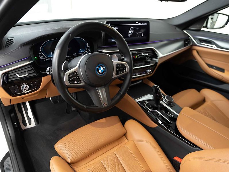 BMW Řada 5 545e xDrive Sedan - fotka 11 z 23