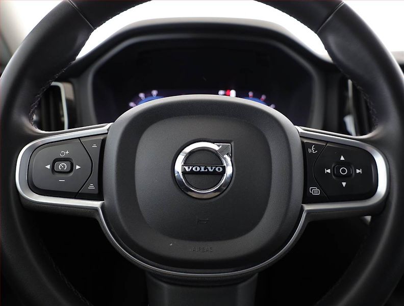 Volvo XC60 (2021) Momentum B4 AWD - fotka 8 z 20