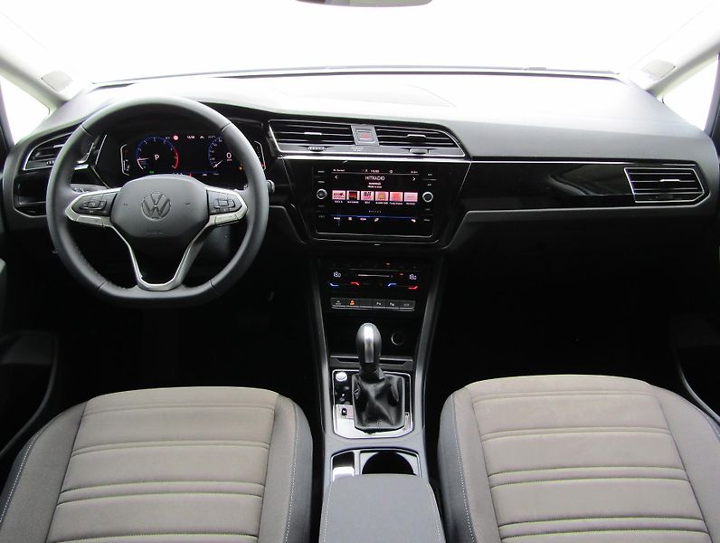 Volkswagen Touran Highline 1,5 TSI 110KW DSG - fotka 17 z 30