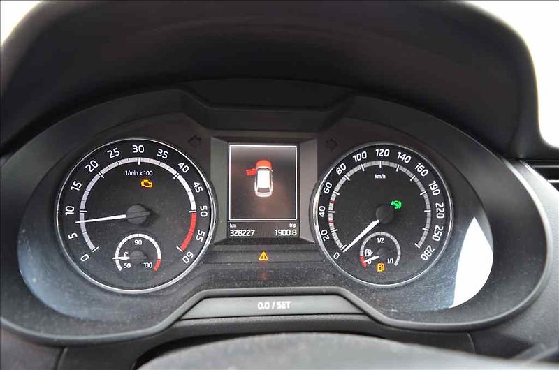Škoda Octavia (2014) COMBI III. 2,0 TDI RS DSG - fotka 17 z 24