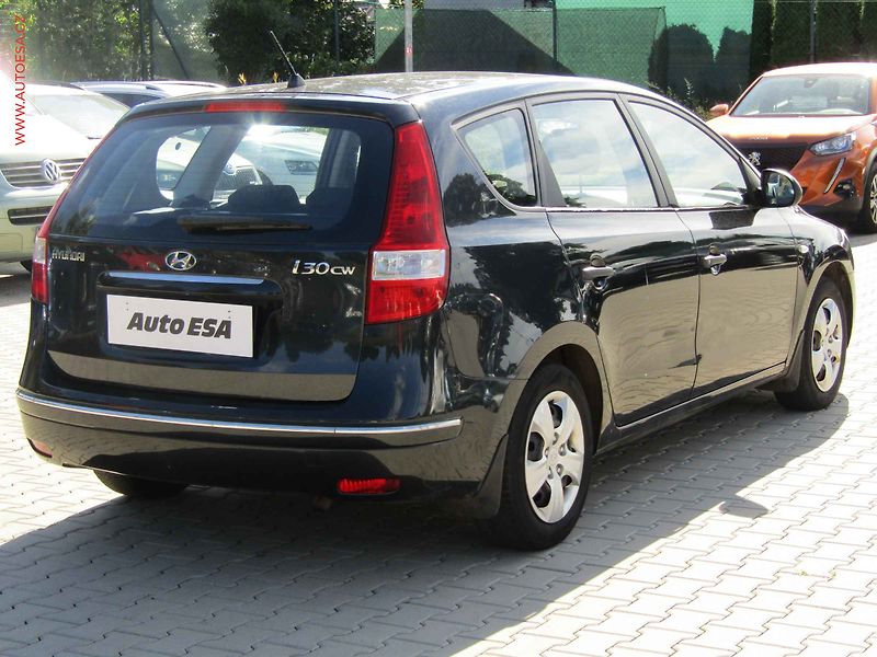 Hyundai i30 (2010) 1.4 i, AC - fotka 4 z 15