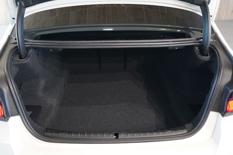 BMW Řada 5 M550i xDrive, Nezávislé, Laser - fotka 16 z 50