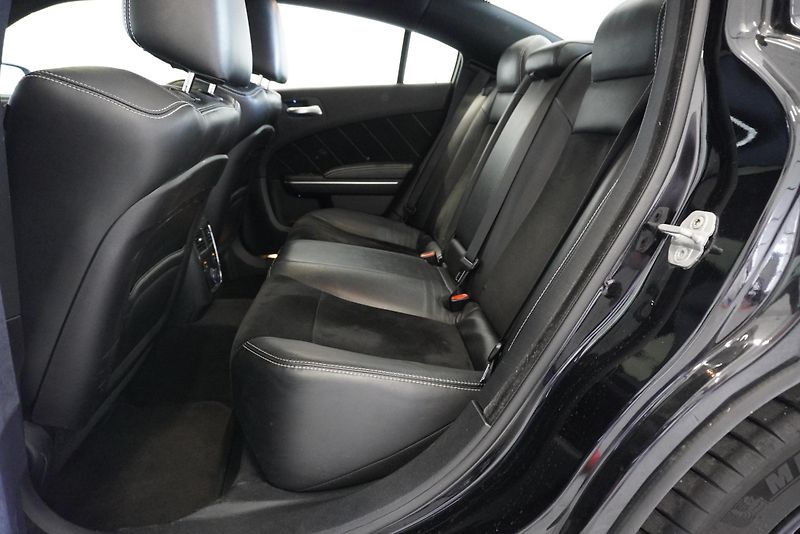 Dodge Charger 6.4 HEMI SRT 8 AUTOMAT - fotka 34 z 39