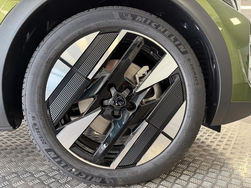 Peugeot 408 (2026) GT Plug-in HYBRID 240 e-DCS7 - fotka 12 z 33