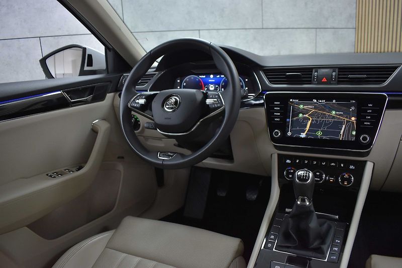 Škoda Superb 2.0 TDI L&K*TAŽNÉ*DPH*ČR 1.MAJ - fotka 9 z 52