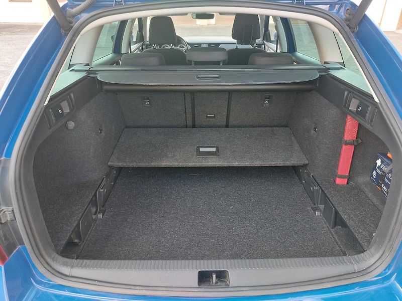 Škoda Octavia 1,6 TDi 85kw STYLE - VÝBAVA - fotka 17 z 19
