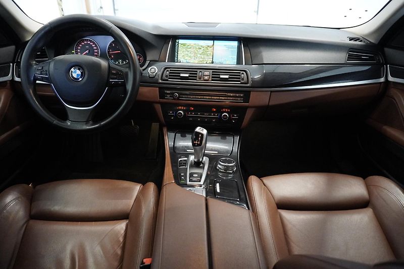 BMW Řada 5  3,0 XDRIVE FACELIFT AUTOMAT - fotka 20 z 29