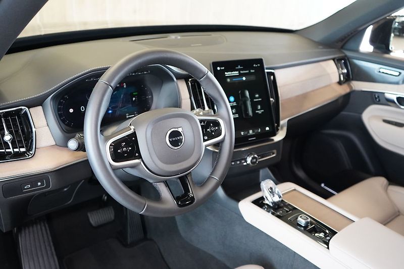 Volvo XC90 T8 PLUS Dark, Ventilace, 360° - fotka 17 z 50