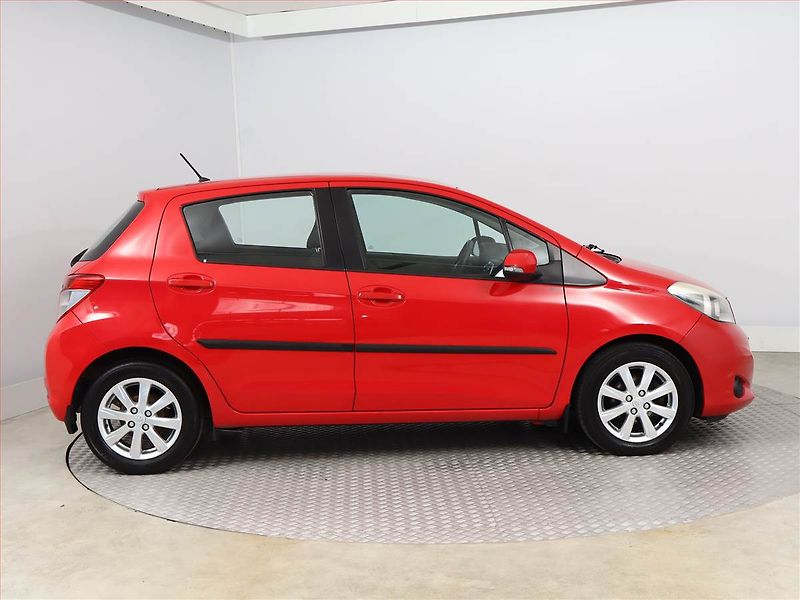Toyota Yaris (2013) 1.33 Dual VVT-i, Park. senzory - fotka 6 z 12
