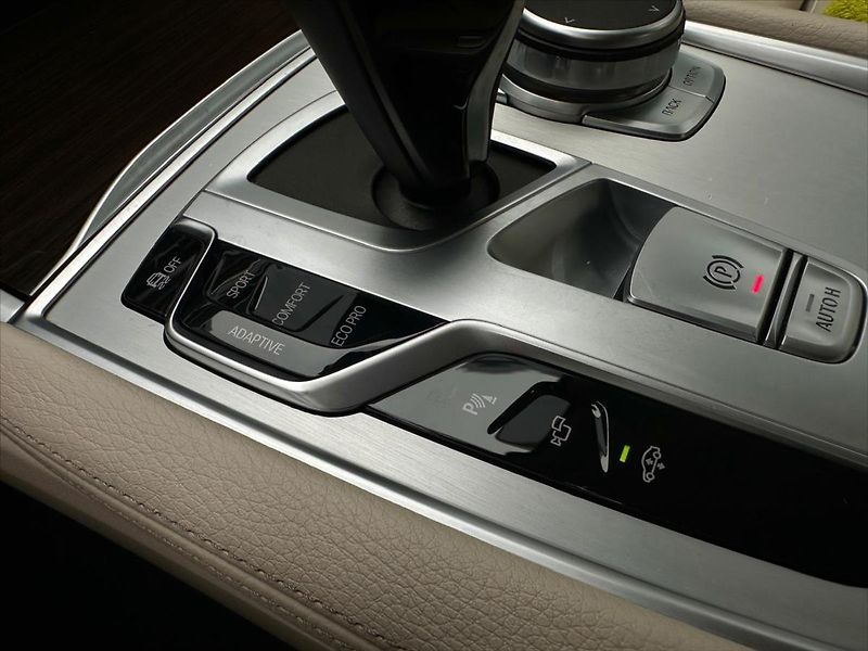 BMW Řada 7 4,4 750i xDrive 390 kW DPH - fotka 40 z 40