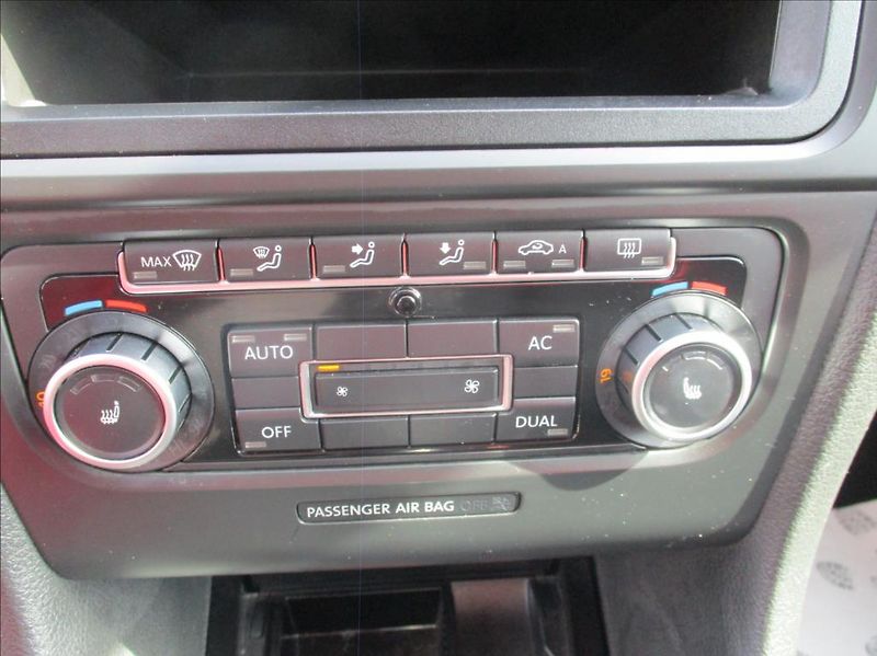 Volkswagen Golf 1,6 i, klima,serviska,1.maj., - fotka 17 z 39