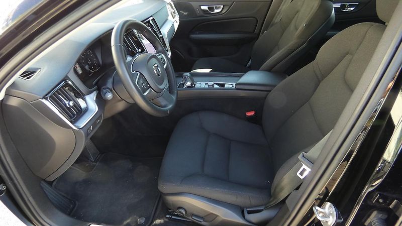 Volvo V60 B5 AWD Momentum Pro - fotka 17 z 23