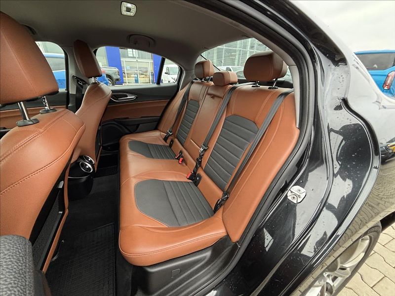Alfa Romeo Giulia 2,2 JTDm 132kW 180 MT Super - fotka 15 z 37