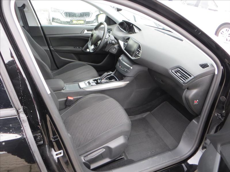 Peugeot 308 1,2 PureTech AUT8 S&S SW ČR - fotka 11 z 23