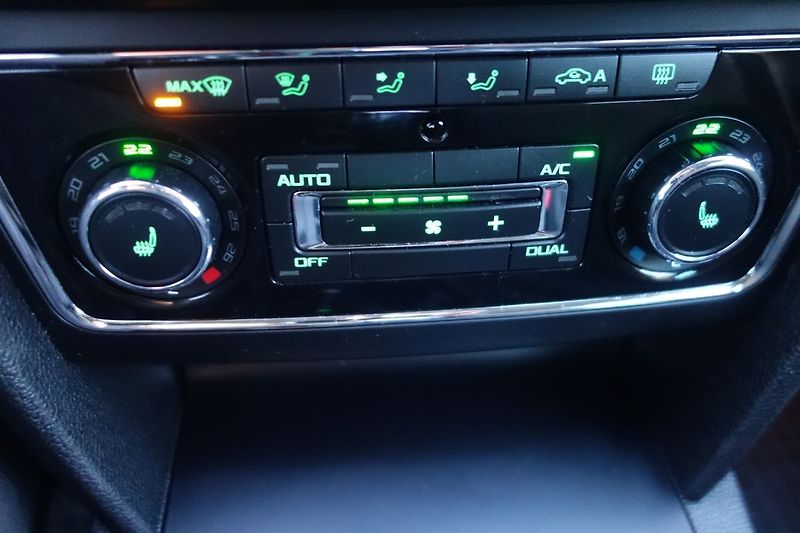 Škoda Superb 2,0TDi 125kW DSG! 2 x ALU kola - fotka 23 z 31