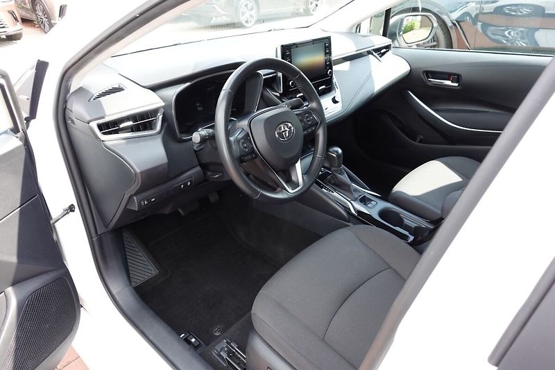Toyota Corolla 1,8HSD Comfort + Style - fotka 11 z 31
