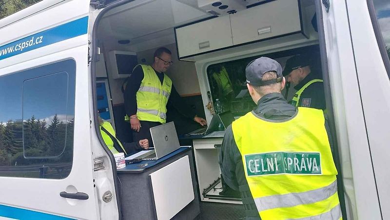 Kontrolní vážení dodávek na silnici I/6 Praha - Karlovy Vary u Bochova. Inspektoři Centra služeb pro silniční dopravu tu za dopoledne odhalili celkem tři přetížené dodávky.