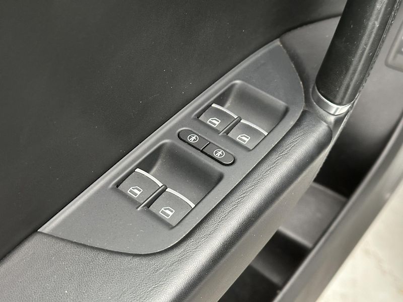 Volkswagen Touareg 3,0 TDI V6 193kW R-Line CZ - fotka 17 z 29