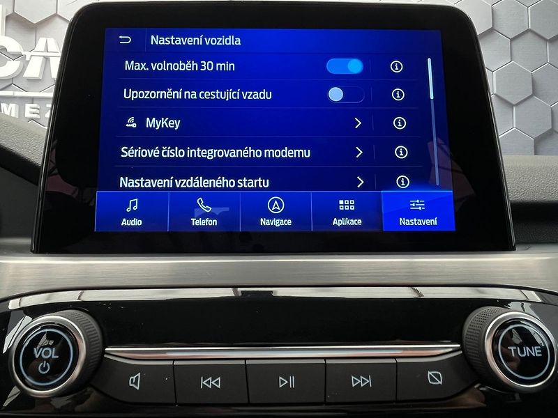 Ford Kuga 2.5 Duratec HEV 4x4 TITANIUM - fotka 52 z 56