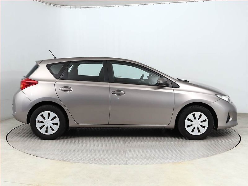 Toyota Auris (2013) 1.6 Valvematic - fotka 6 z 14