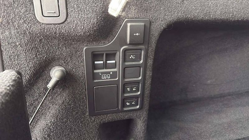 Land Rover Discovery R-Dynamic 3.0l MHEV AWD 8AT (2 - fotka 40 z 46