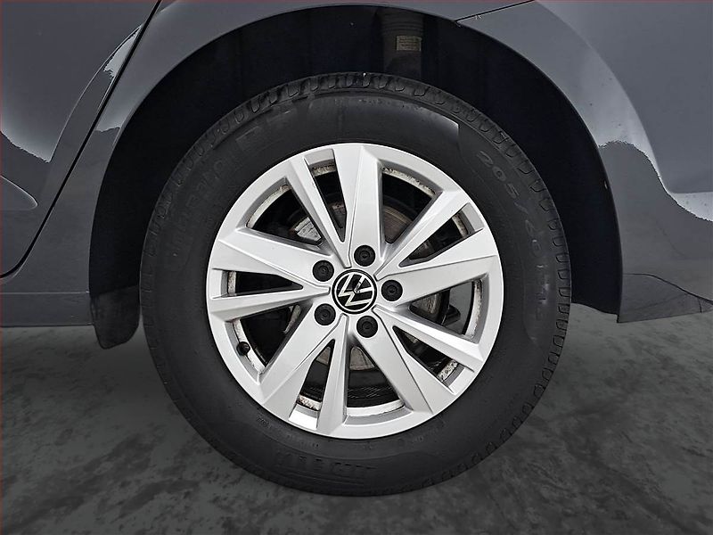 Volkswagen Touran (2023) 2.0 TDI - fotka 15 z 20