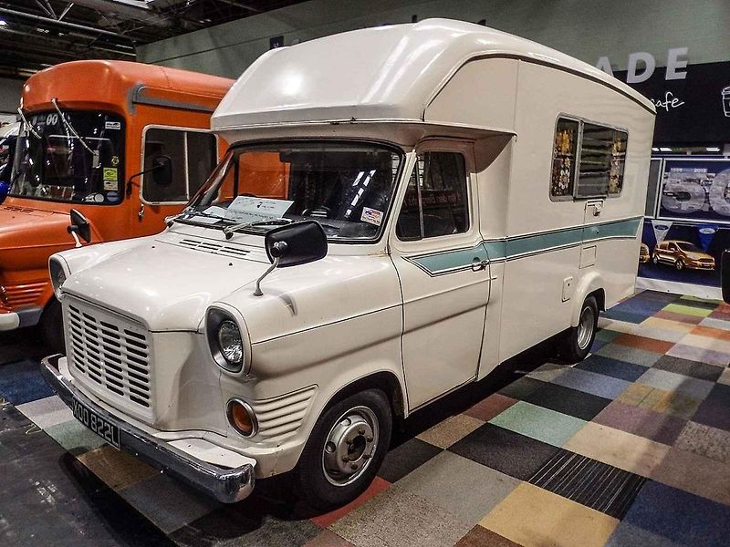 Legendární Ford Transit si zahrál hlavní roli v nové rodinné komedii. Na snímku je herec Lukáš Příkazký při natáčení jedné ze scén.