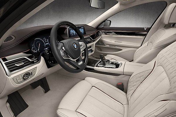 BMW M760Li xDrive.