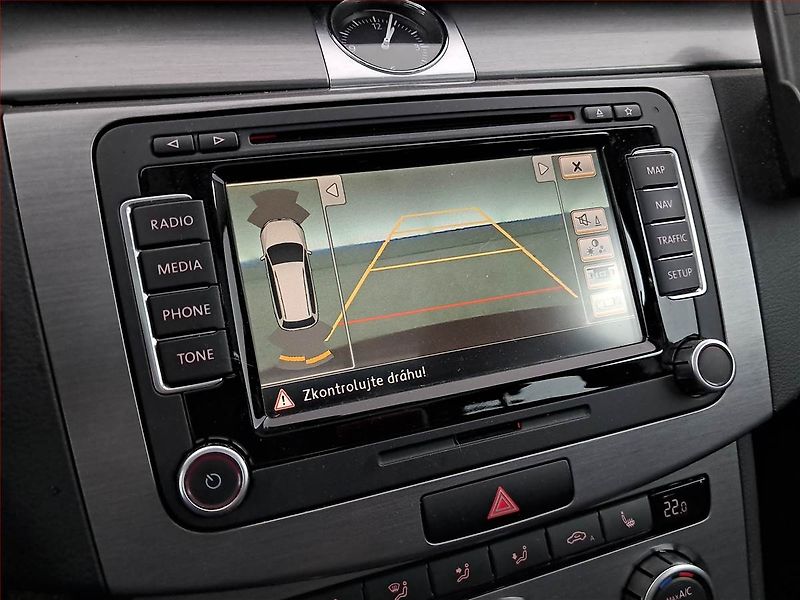 Volkswagen Passat (2014) 2.0 TDI, Navi, Xenony - fotka 18 z 23