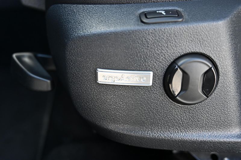 Volkswagen Golf VII 2.0TDI 110KW Highline 2/17 - fotka 30 z 57