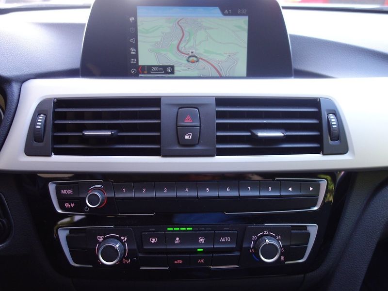 BMW Řada 3 (2018) 318d 110kW -FULL LED-DPH - fotka 15 z 37