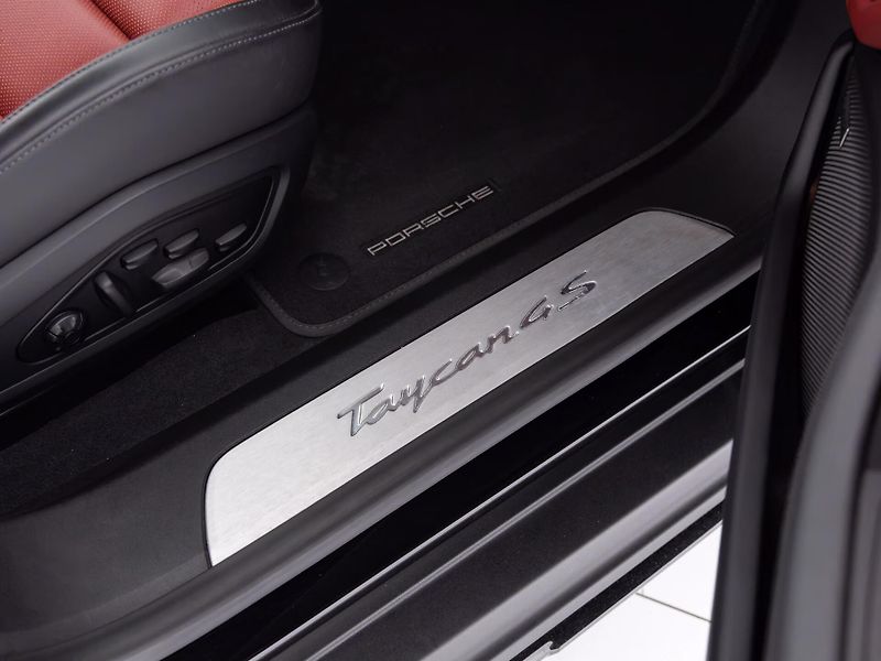 Porsche Taycan 4S Cross Turismo Pano InnoDri - fotka 18 z 19