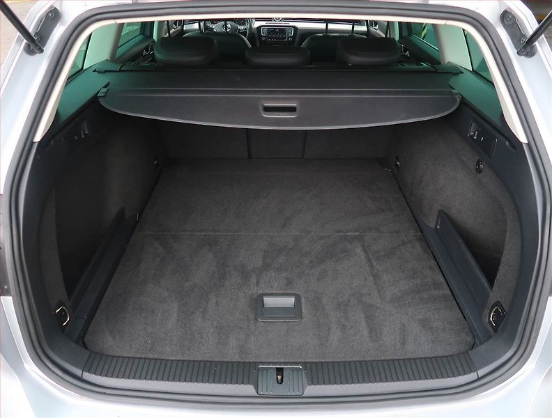 Volkswagen Passat (2015) Highline 2.0 TDI, Serv.kniha - fotka 14 z 19