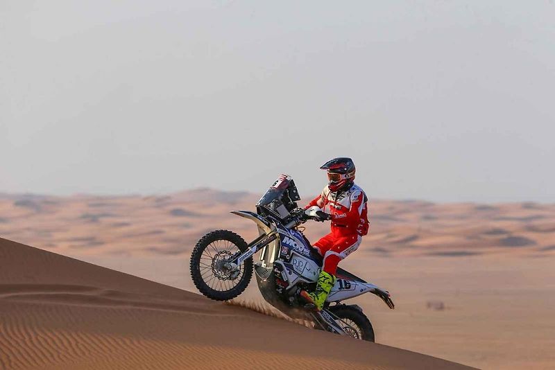 Účastníci Rallye Dakar zdolávají obrovské duny