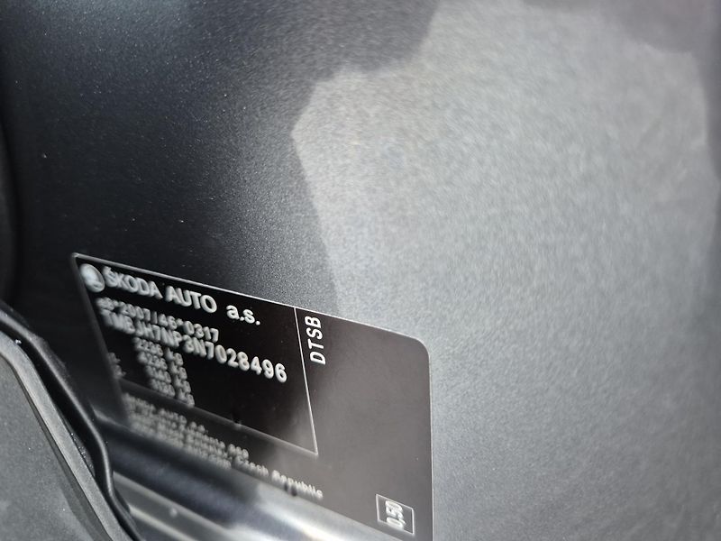 Škoda Superb Combi 2,0TDi DSG 110kw 17ALU - fotka 42 z 44