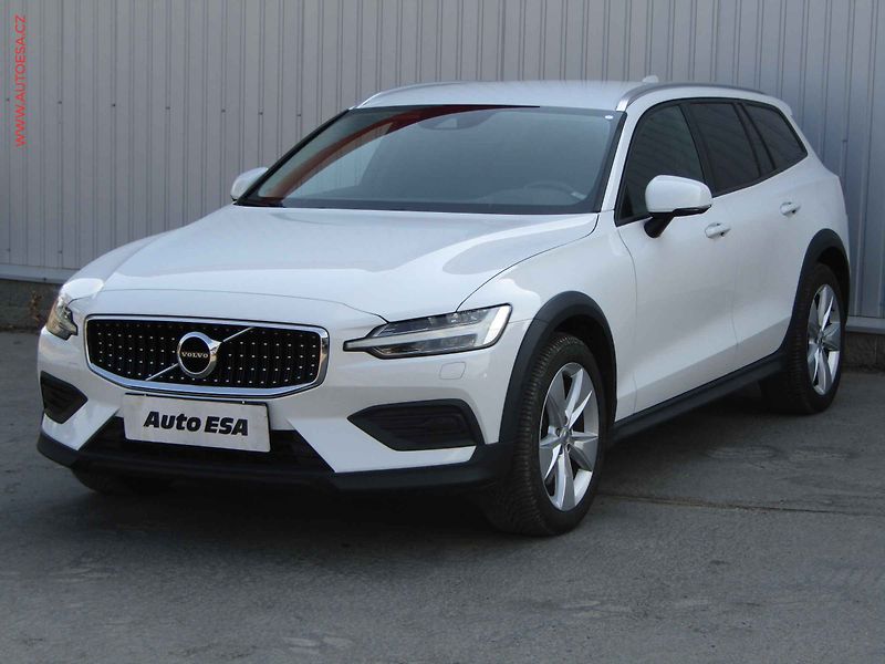 Volvo V60 (2019) 2.0 D4 4x4, Cross Country - fotka 3 z 18